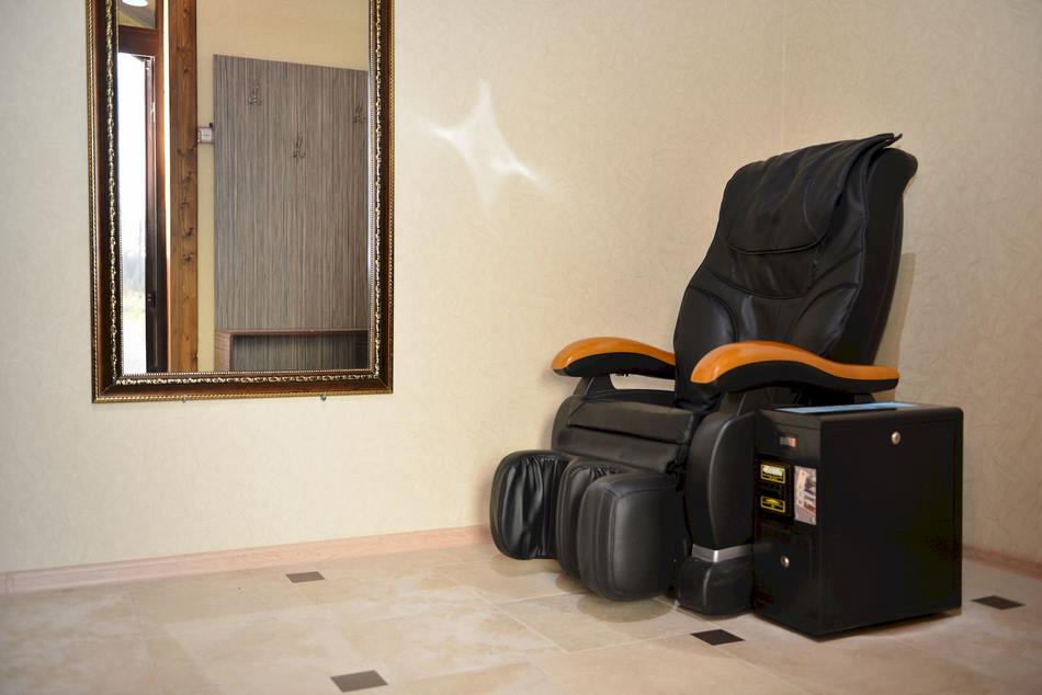 В комплекс услуг бани на дровах Бани М в Белореченске включено массажное кресло, находящееся в предбаннике